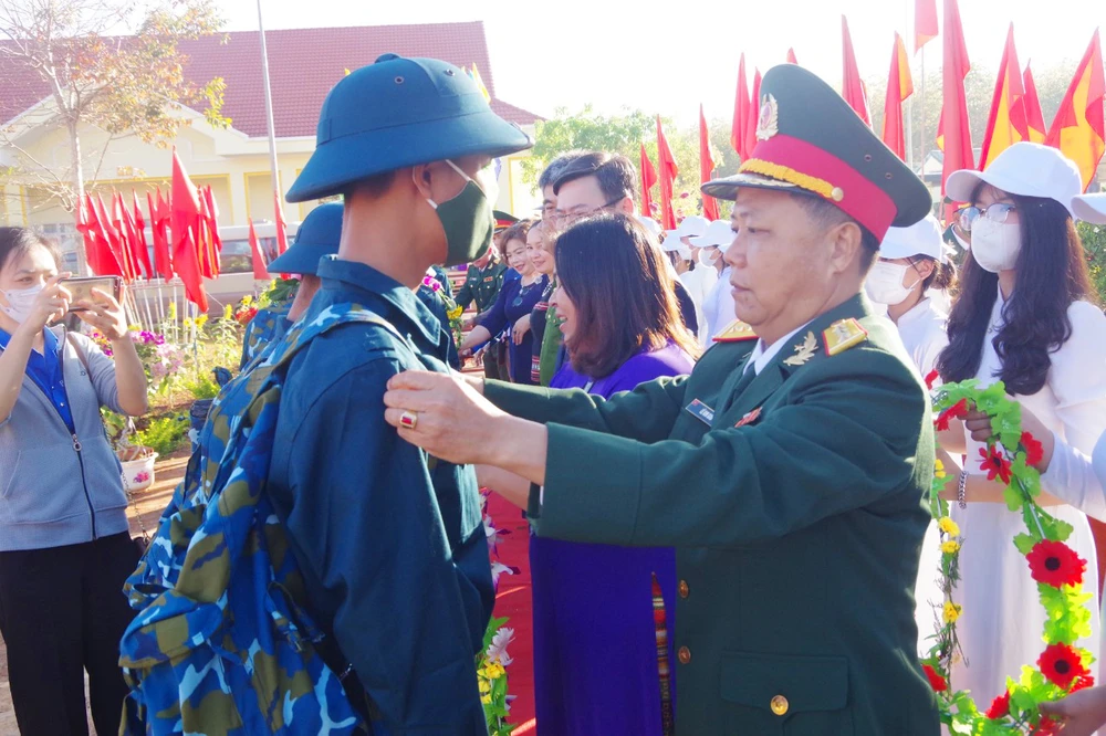 Không khí giao nhận quân diễn ra trang nghiêm.