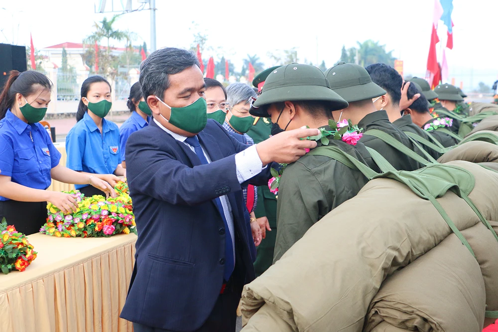 Ông Hồ Văn Niên, Bí thư Tỉnh ủy Gia Lai, tặng hoa, động viên thanh niên nhập ngũ.