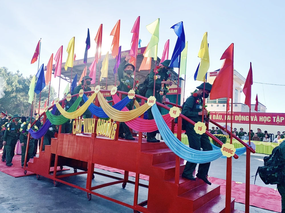 Nhiều thanh niên vừa tốt nghiệp đại học đã làm đơn lên đường nhập ngũ.