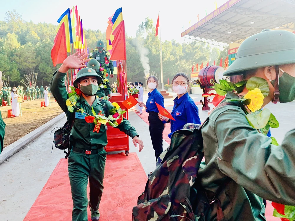 Thanh niên háo hức lên đường nhập ngũ.