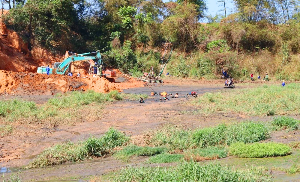 Hàng trăm chiến sĩ và nhiều máy móc được huy động tìm kiếm.