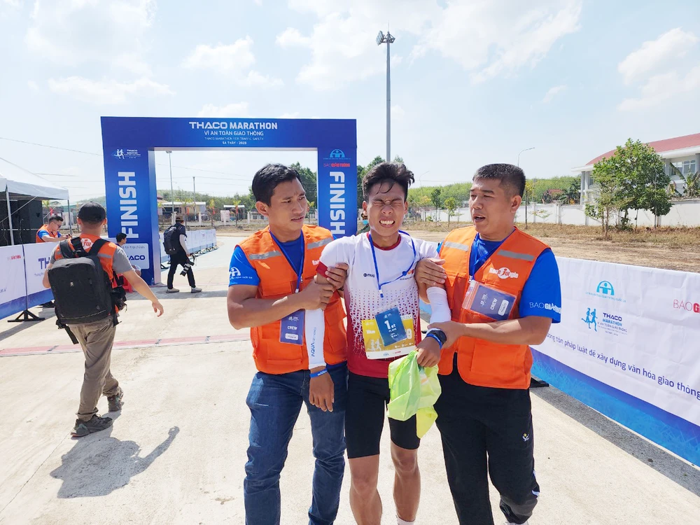 Nhiều VĐV rất vất vả mới về được đích trong nắng gắt.