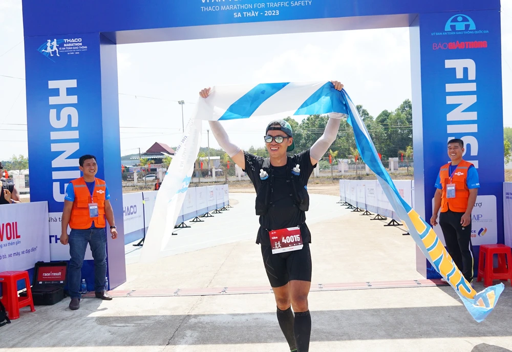 VĐV Nguyễn Huy Hoàng cán đích đầu tiên ở cự ly 42 km.