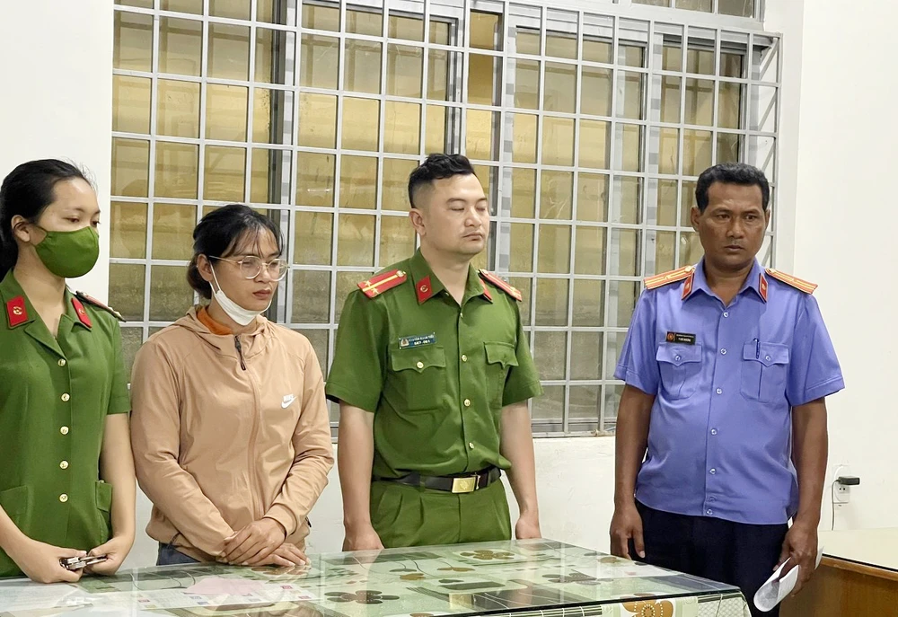 Cơ quan CSĐT thực hiện lệnh bắt giam đối với H'Phia Je. Ảnh: VL.