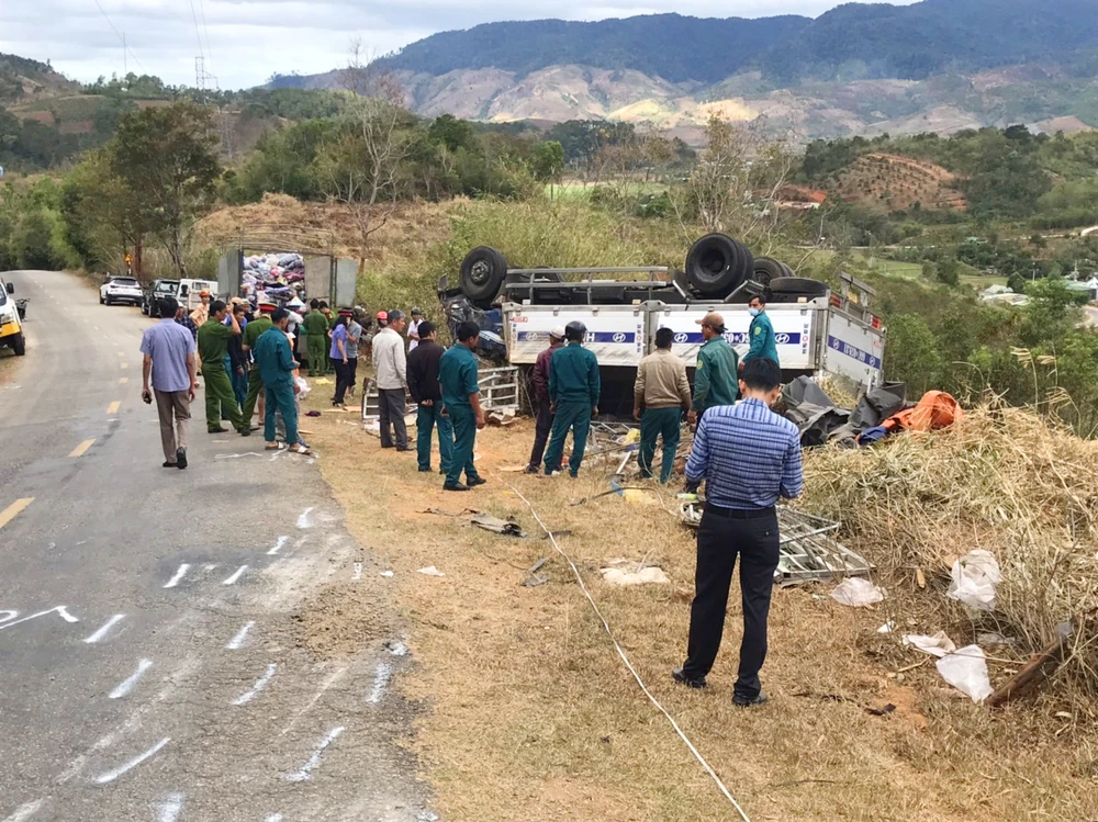 Hiện trường tai nạn tại đèo Văn Rơi.