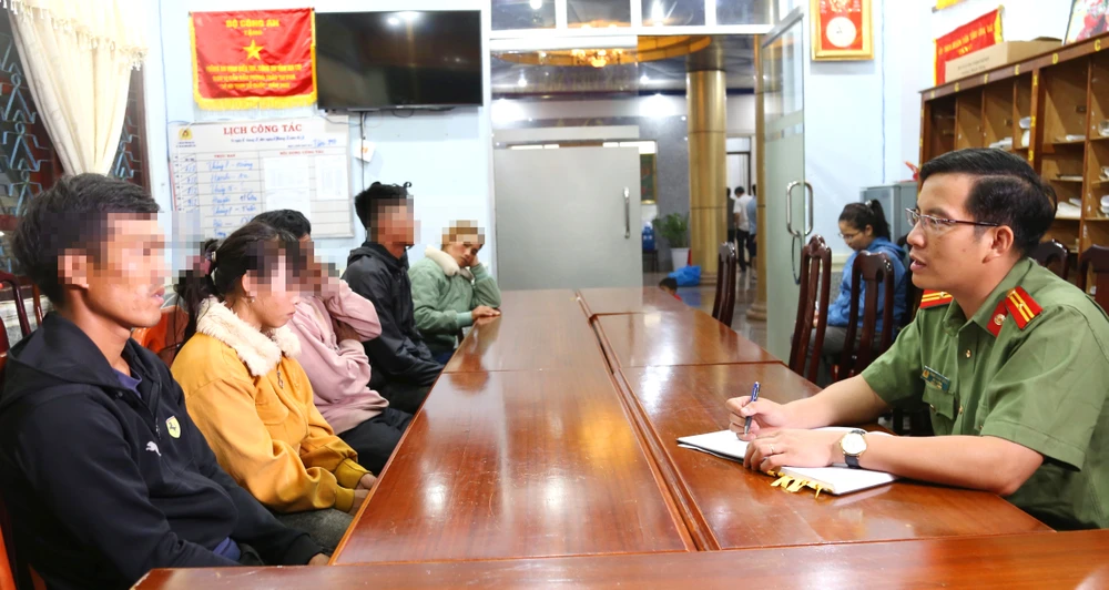 Công an đưa những người bị lừa về địa phương an toàn. Ảnh: CA