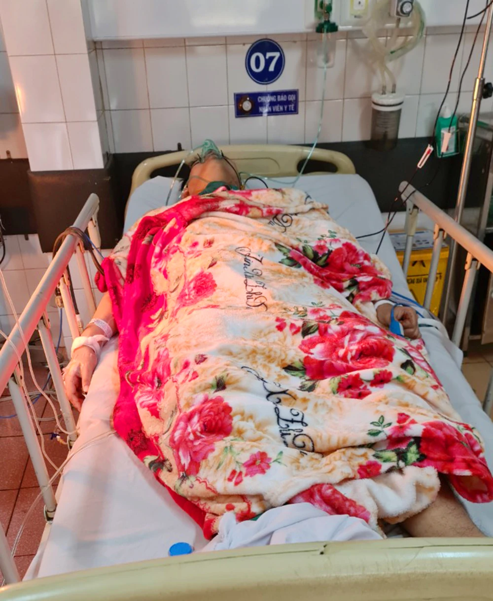 Em P đang được cấp cứu tại bệnh viện. Ảnh: LA.