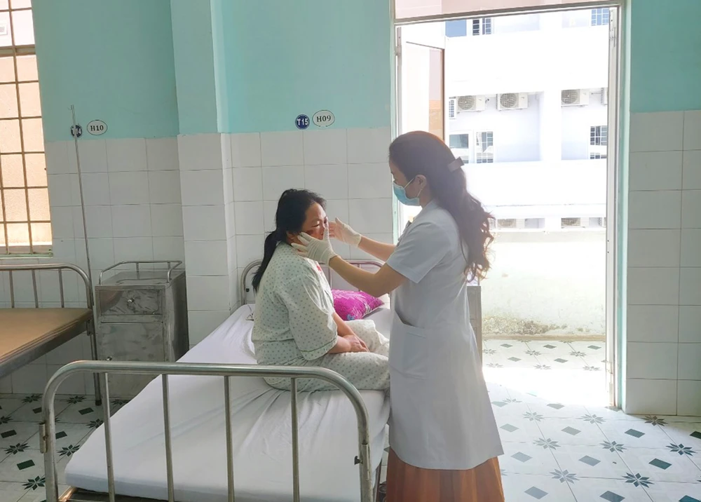 Bệnh nhân đang điều trị tại bệnh viện. Ảnh: ĐN.