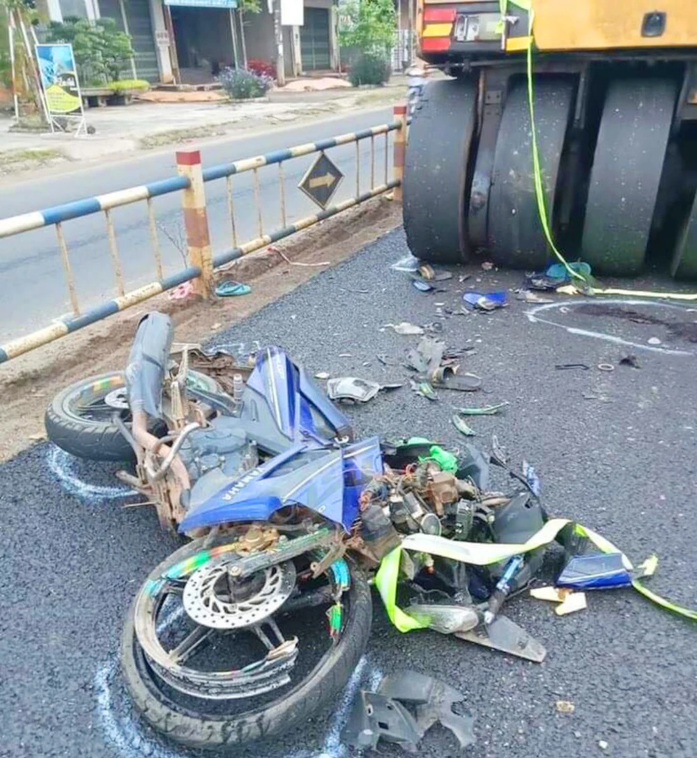 Vụ tại nạn khi xe máy tông vào xe lu tối 4-12 tại thị trấn Kon Dỡng làm một người tử vong.