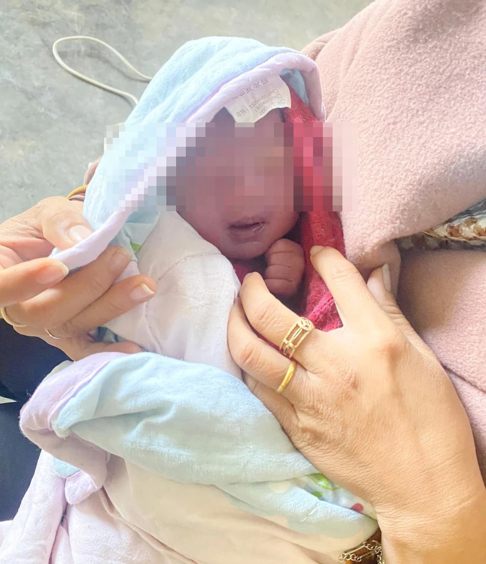 Cháu bé bị bỏ rơi trước nhà dân. Ảnh: LH.