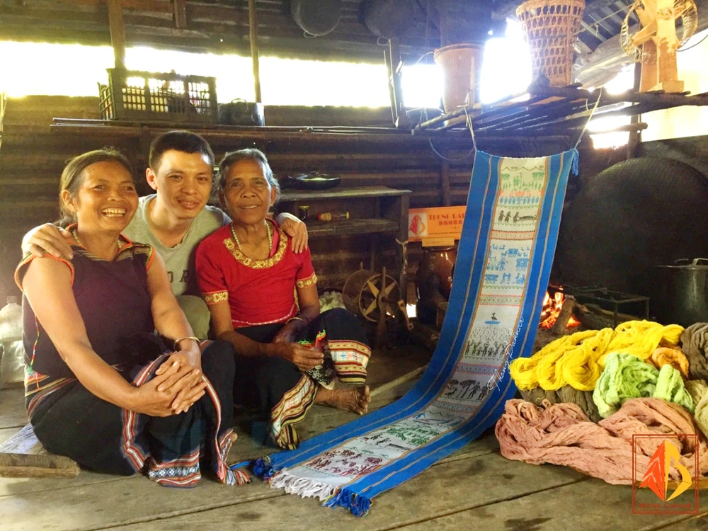 Thông Bahnar trong một lần xuống làng sưu tầm thổ cẩm. Ảnh: NVCC.