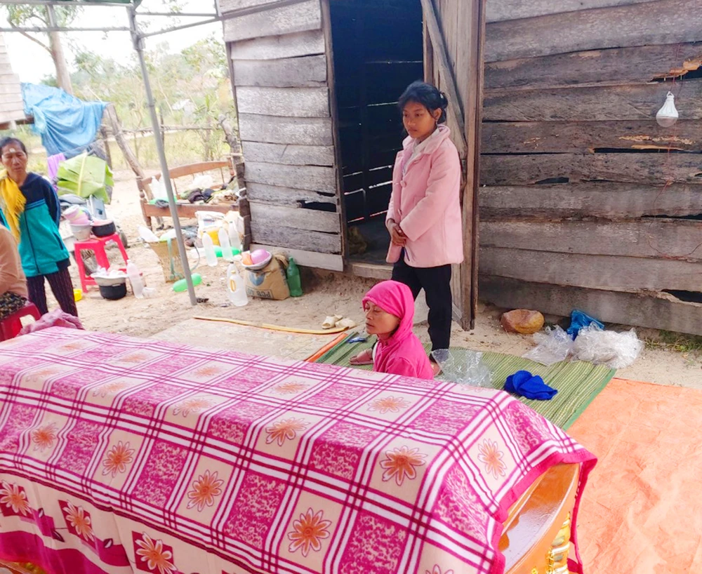 Gia đình lo đám tang theo phong tục địa phương. Ảnh: QT.