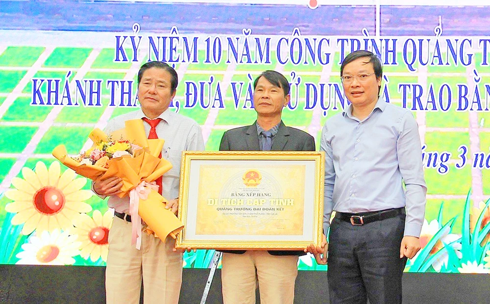 UBND tỉnh Gia Lai trao bằng xếp hạng di tích cấp tỉnh. Ảnh: AS