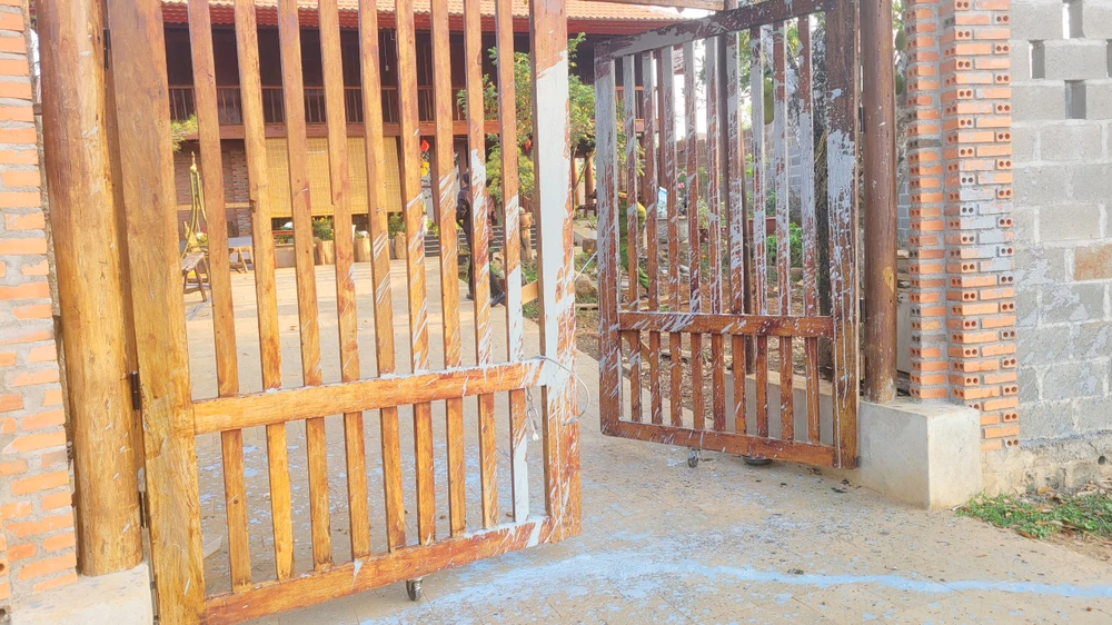 Cổng nhà riêng PV Tạ Vĩnh Yên bị tạt sơn trộn mắm tôm sáng 21-3. Ảnh: PV