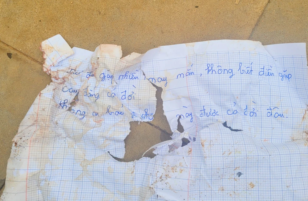 Mảnh giấy ghi lời đe dọa "không ai bảo vệ mày được cả đời đâu".