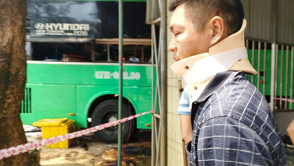 Anh Giang, phụ xe khách bị chấn thương ở vùng cổ. Ảnh: LK.