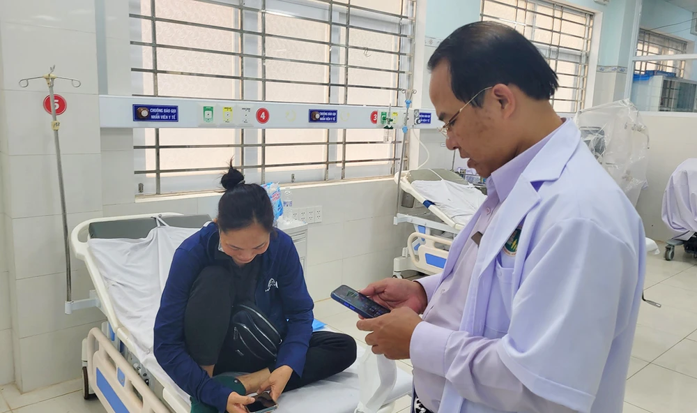 Chị Tuyết khóc nghẹn khi nghe tin bố mất. Ảnh: VY.