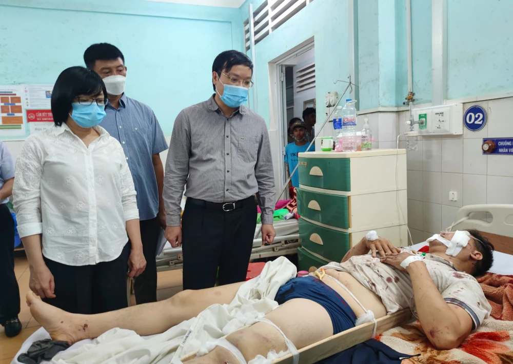 Lãnh đạo UBND tỉnh Gia Lai thăm hỏi hành khách bị nạn đang điều trị tại Bệnh viện đa khoa Gia Lai. Ảnh: LK