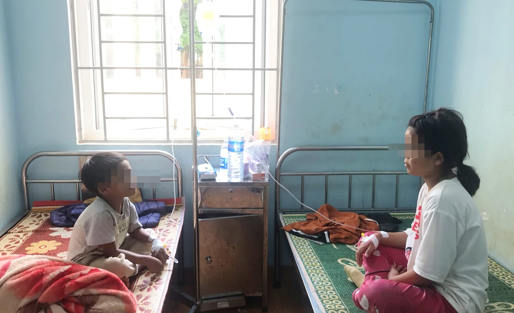 Hai bệnh nhân đang được điều trị sau ngộ độc. Ảnh: CH.