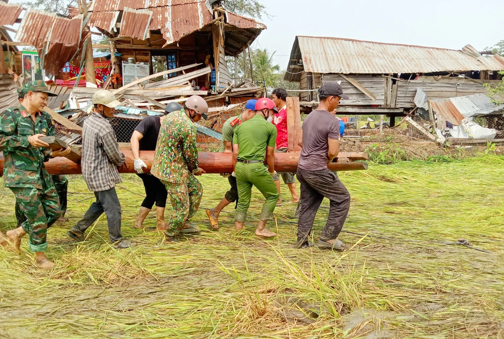 Các lực lượng vũ trang giúp dân khắc phục nhà cửa.