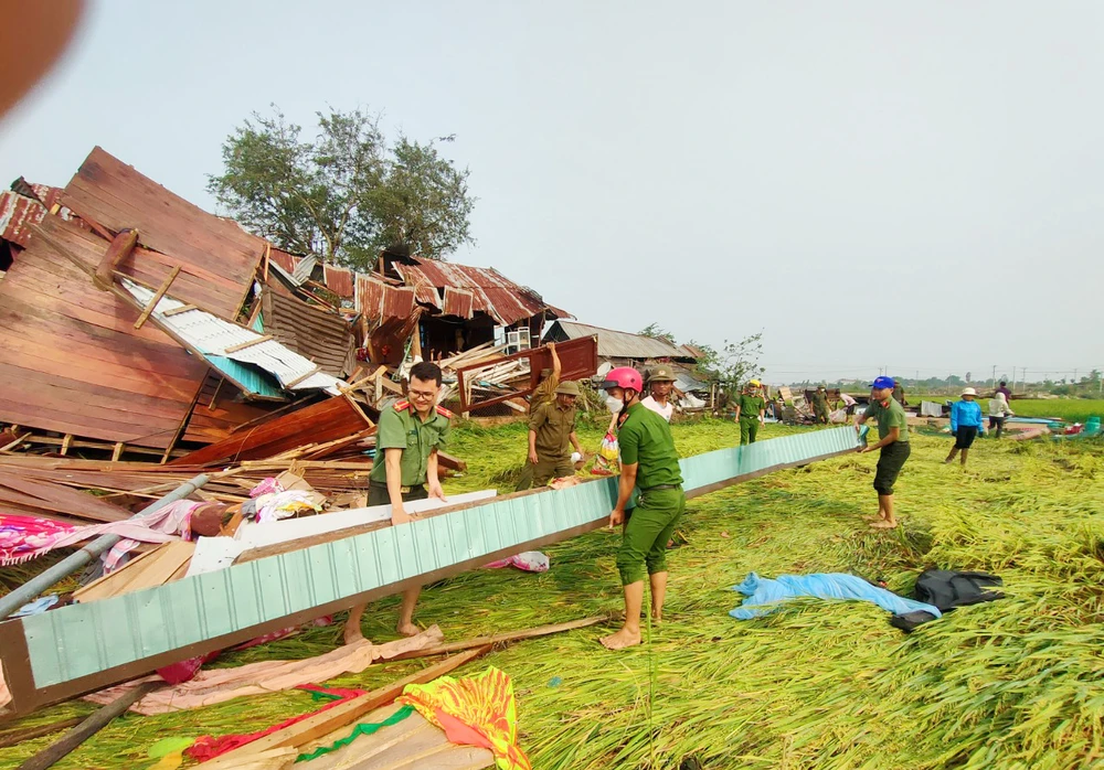 Mưa giông gây thiệt hại nặng, 273 nhà bị tốc mái. Ảnh: CH.