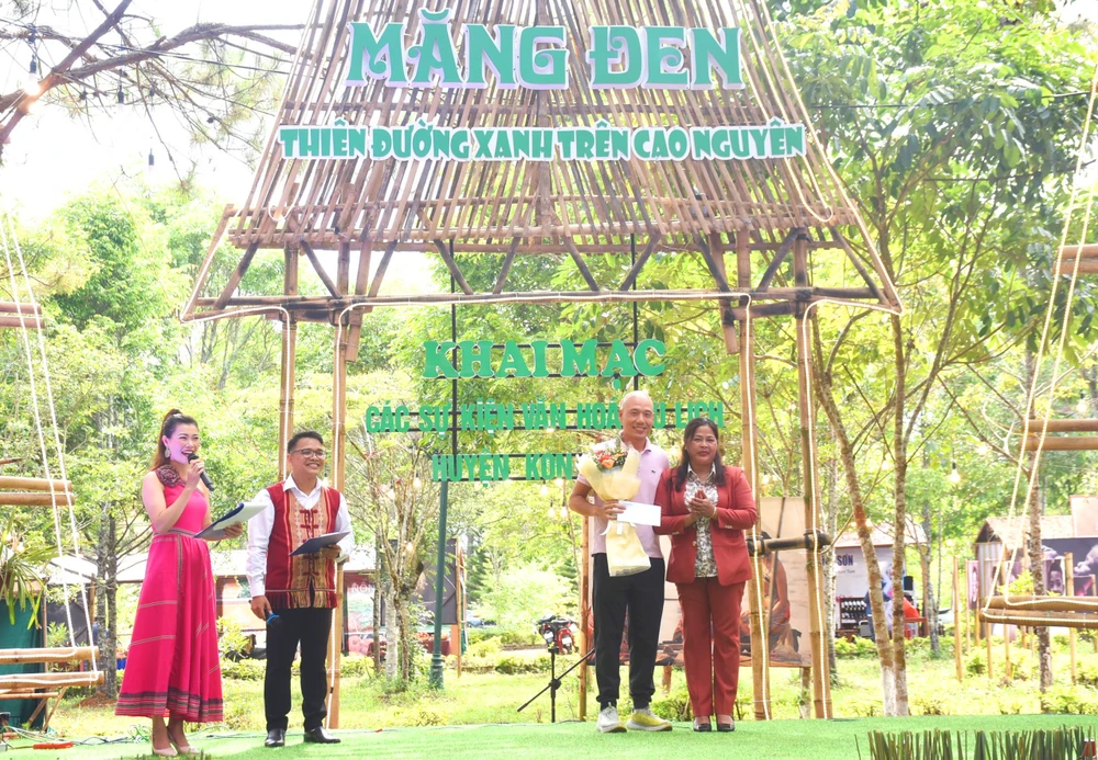 Huyện Kon Plông tặng hoa cho vị khách thứ 500.000 đến Măng Đen trong năm 2023.