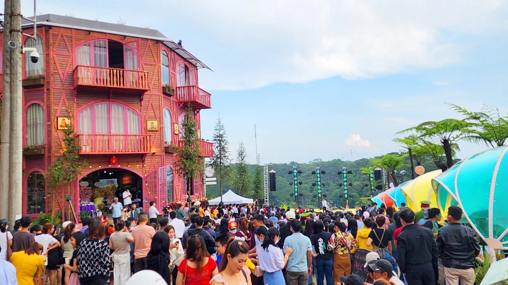 Du khách nườm nượp đến Măng Đen dịp lễ. Ảnh: NH.