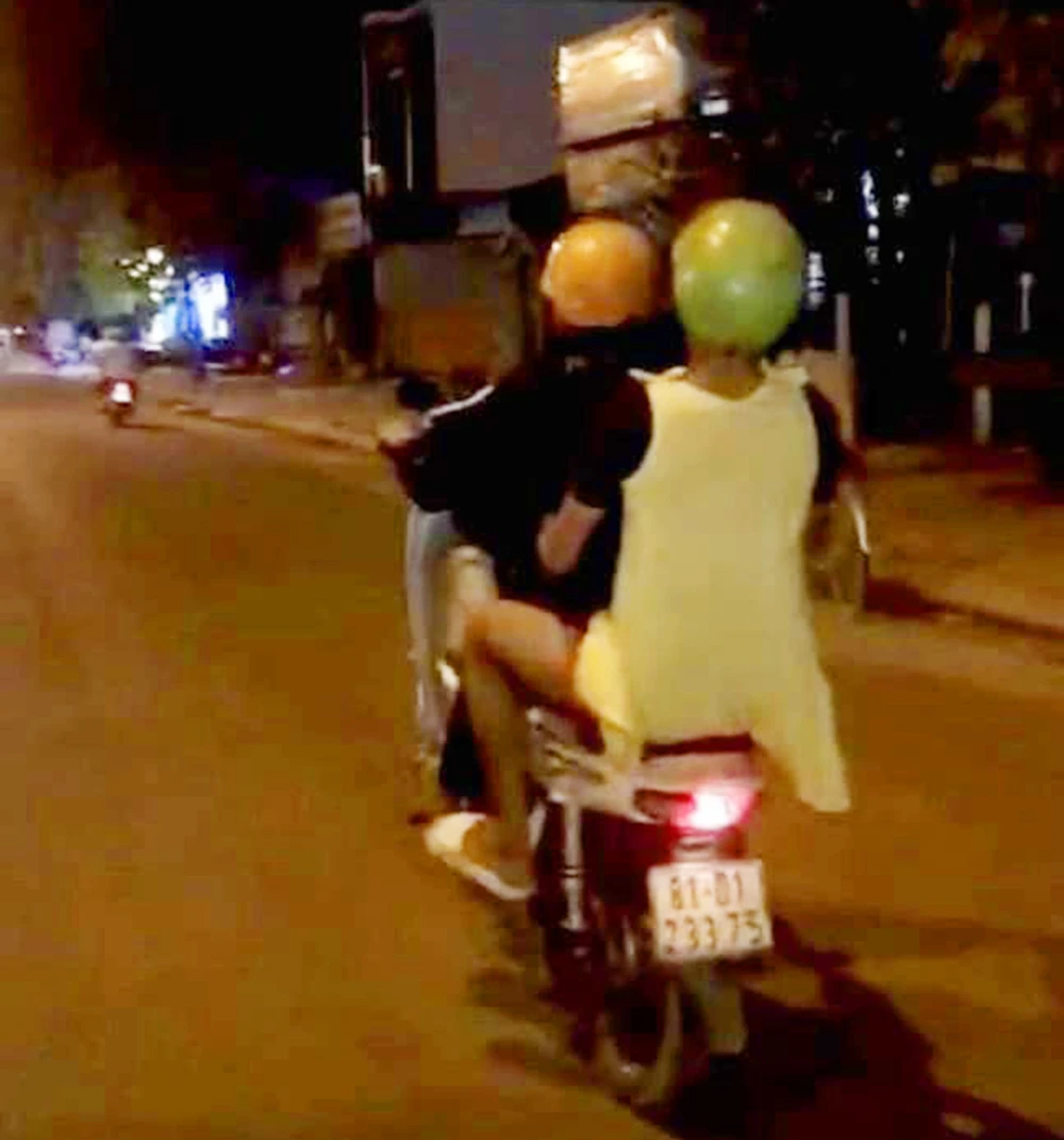 Nam thanh niên điều khiển xe máy bốc đầu bị phạt. Ảnh cắt từ clip.