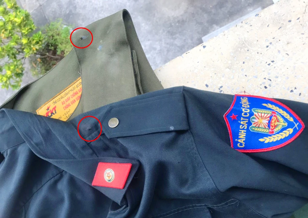 Vết bắn còn lưu trên áo.