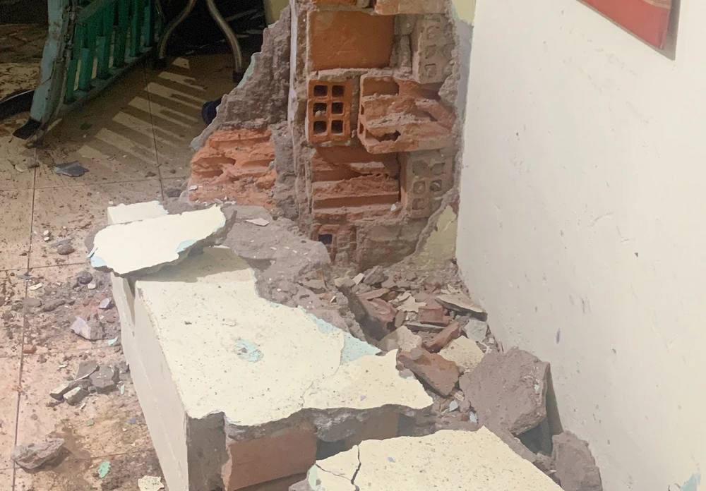 Bức tường nhà bị tông sập. Ảnh: ĐB. Bức tường nhà bị tông sập. Ảnh: ĐB.