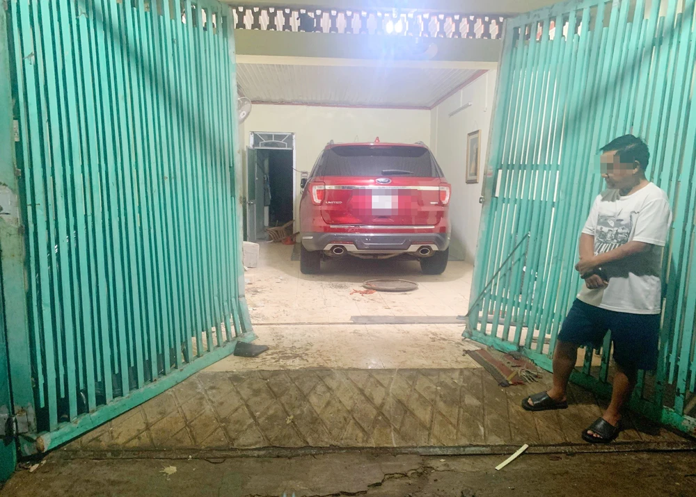 Căn nhà bị ô tô tông vào. Ảnh: ĐB. Căn nhà bị ô tô tông vào. Ảnh: ĐB.