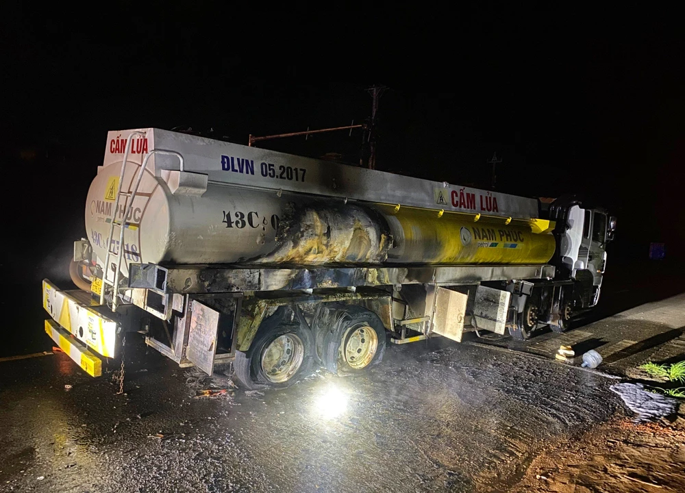 Hiện trường đám cháy xe bồn chở xăng. Ảnh: HT.