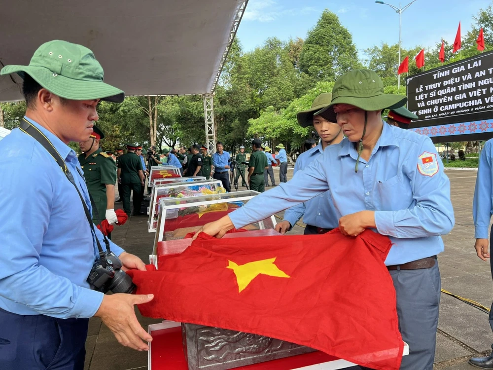 Lễ truy điệu, an táng hài cốt liệt sĩ tại nghĩa trang huyện Đức Cơ. Ảnh: TA.