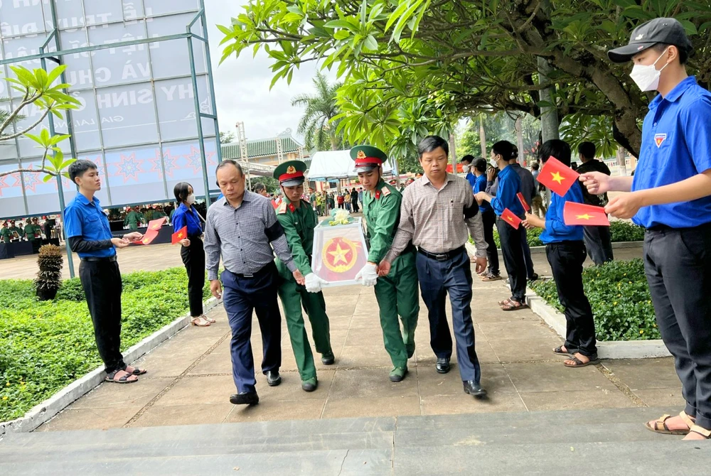 Lễ đón, an táng các liệt sĩ diễn ra trong không khí trang nghiêm.