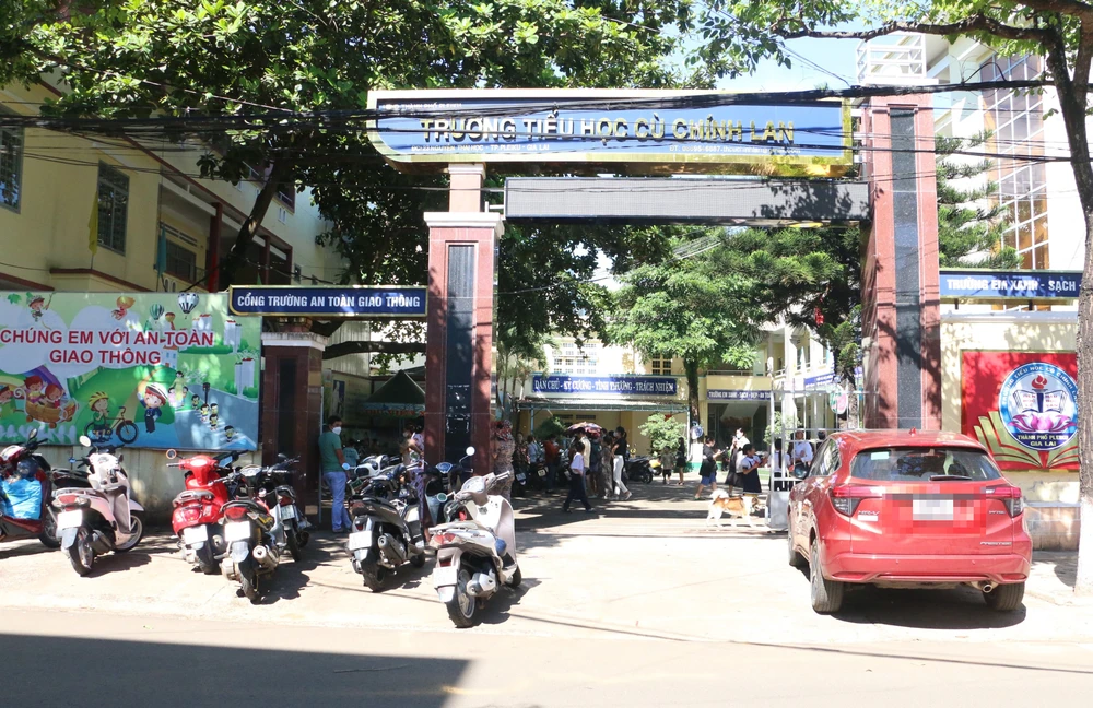 Phụ huynh phản đối việc cô giáo Bảo Trân tiếp tục dạy học tại trường. Ảnh: QT.