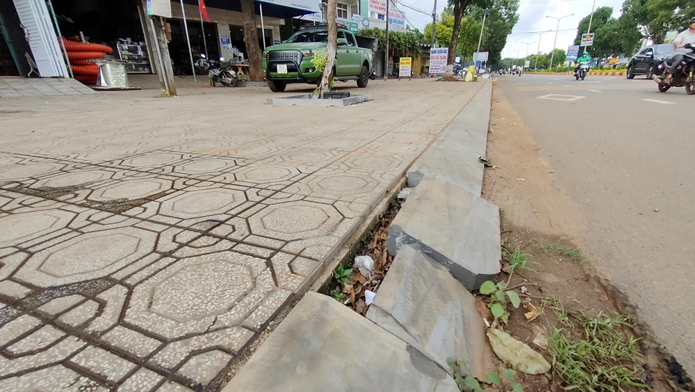Một số vị trí, đá viền vỉa hè bị gãy đôi.