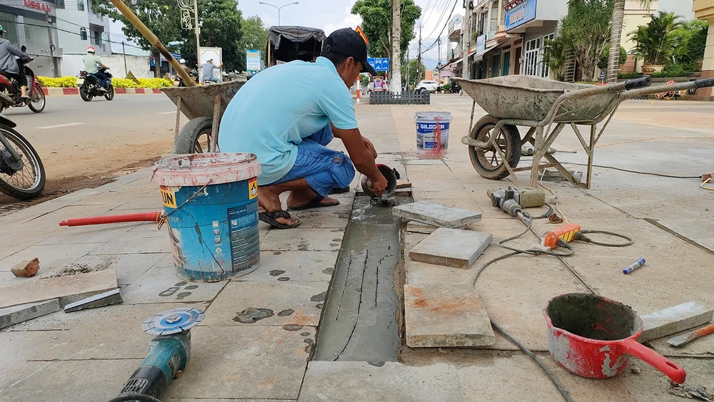 Người dân tự khắc phục những chỗ hỏng.