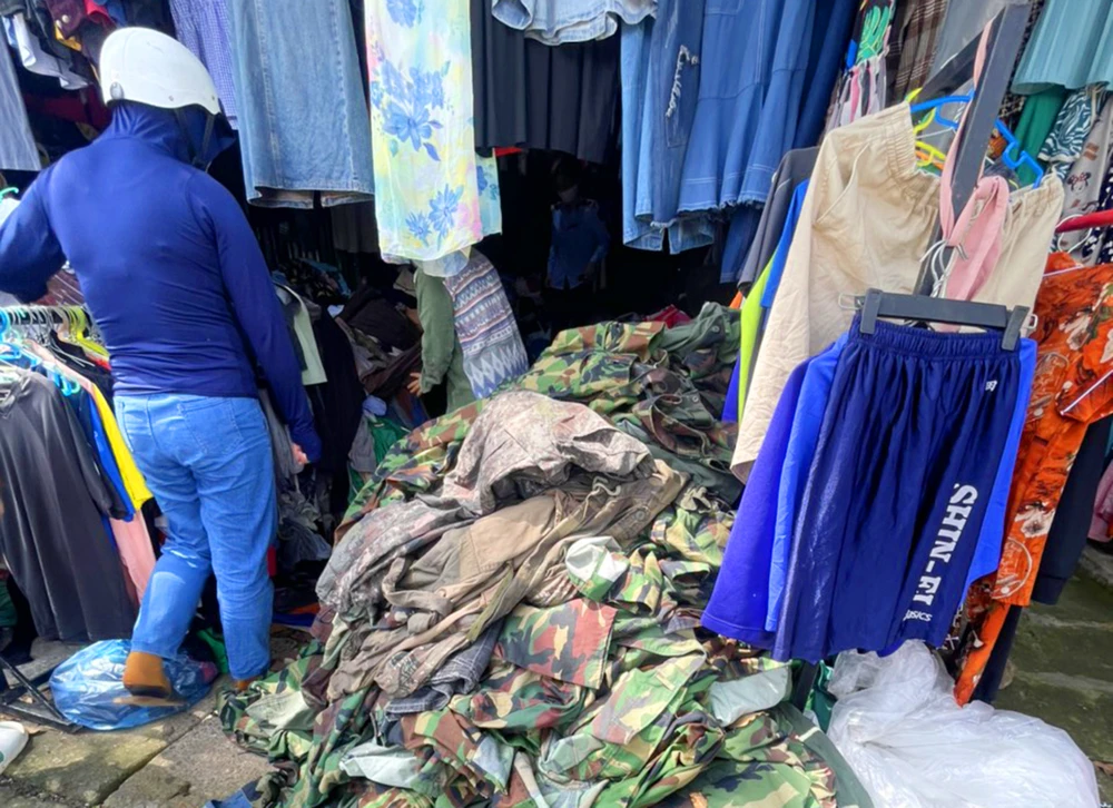 Ảnh ghi nhận tại thời điểm kiểm tra có nhiều áo quần rằn ri lậu. Ảnh: QLTT