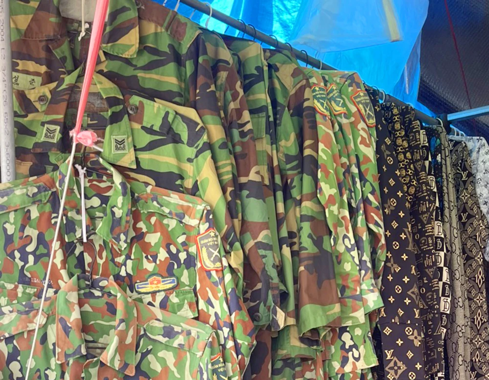 Trang phục được bày bán giống với trang phục trong quân đội.