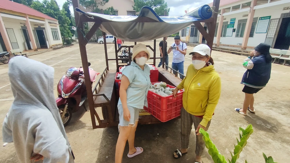 Các phần ăn sau khi nấu xong được đưa đến trụ sở UBND xã Ea Ning.