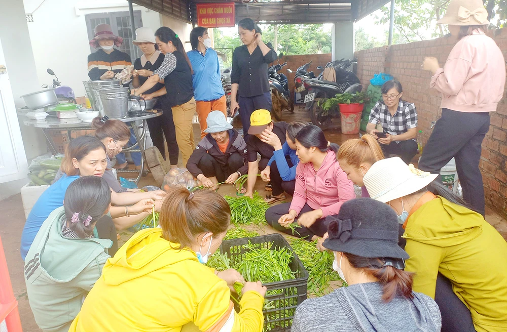 Hội phụ nữ xã Ea Ning cùng nhau tổ chức nấu ăn hỗ trợ chiến sĩ công an.