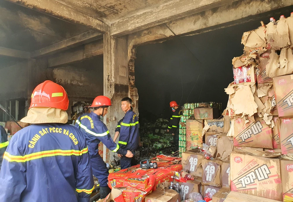 Nhiều nhu yếu phẩm và xe điện bị thiêu rụi.