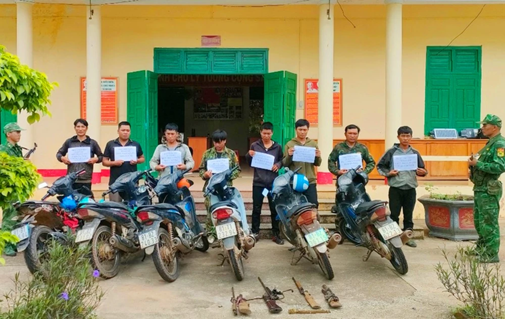 Những người bị bắt giữ cùng tang vật. Ảnh: KQ.