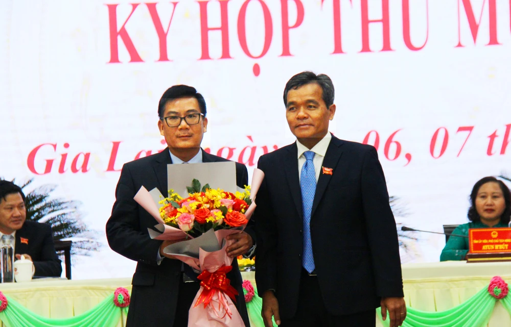 Bí thư Tỉnh ủy Gia Lai Hồ Văn Niên trao hoa chúc mừng ông Phạm Minh Trung.