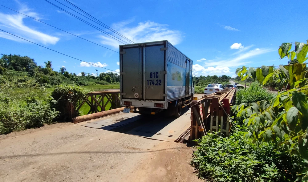 Cầu Vàng, xã K'dang bị nhà thầu đòi tháo dỡ cầu tạm.