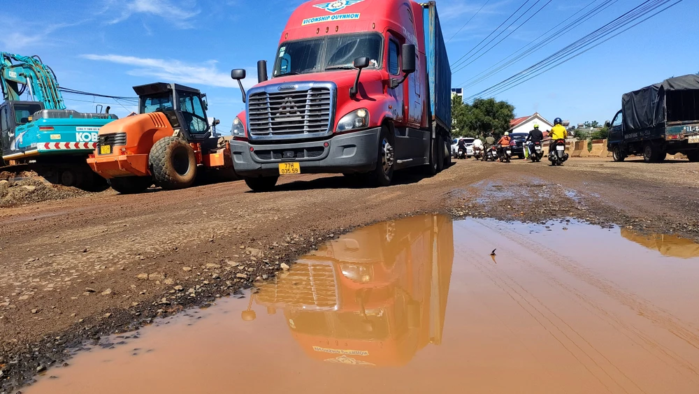 Mặt đường quốc lộ 19 đầy những vết lồi lõm, mưa xuống đọng nước như ao.