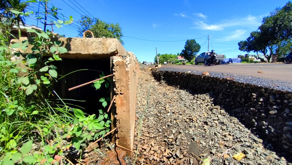 Một đoạn đường vênh, hư hỏng sau khi mới trải nhựa tại xã Tân Bình, Đắk Đoa.