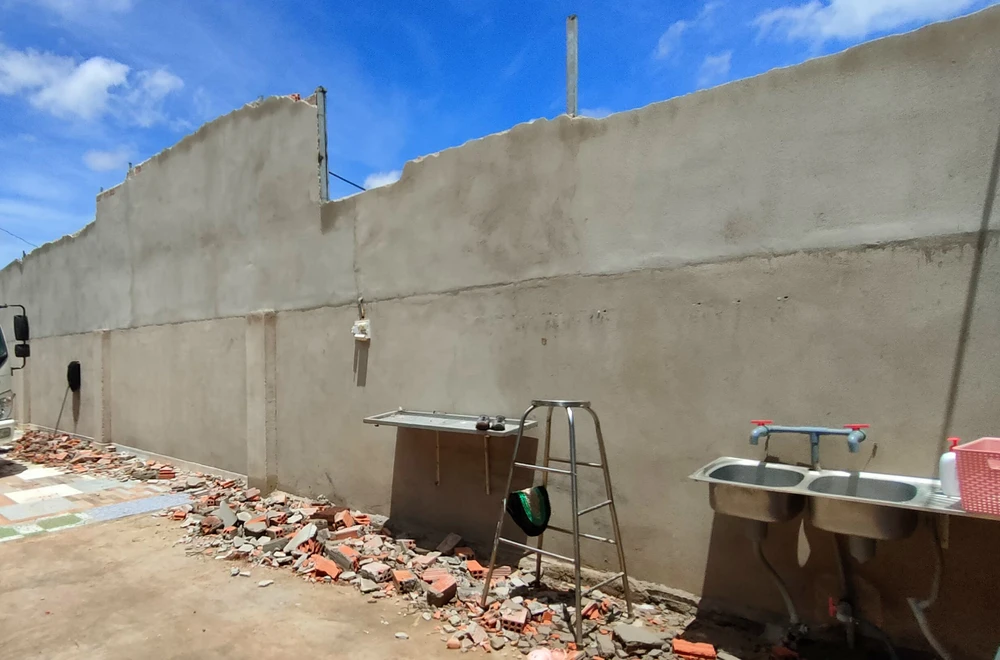 Hộ ông Nguyễn Văn Anh đập một lô theo vận động của phường.