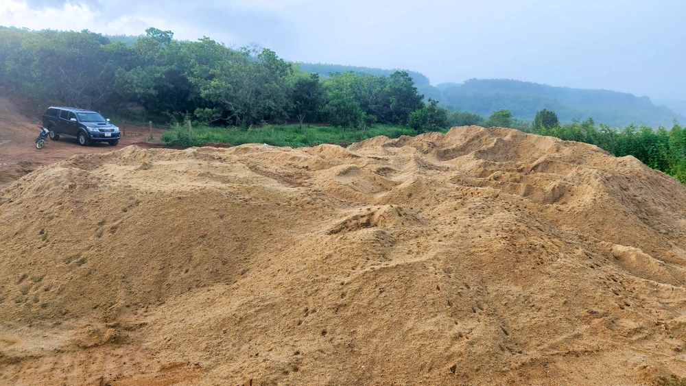 Một bãi cát khai thác trái phép quy mô lớn bị lập biên bản tháng 7-2023.