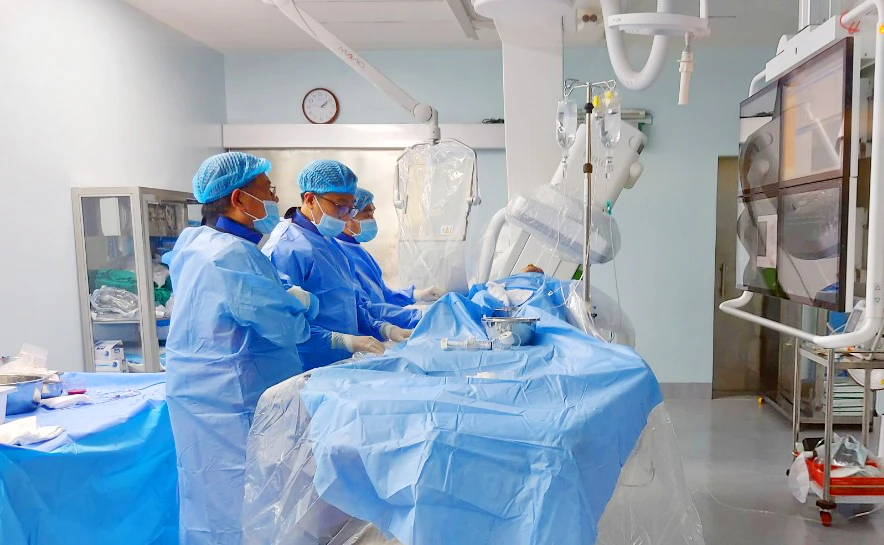 Lương thấp là nguyên nhân chính khiến bác sĩ nghỉ việc. Ảnh: TP.